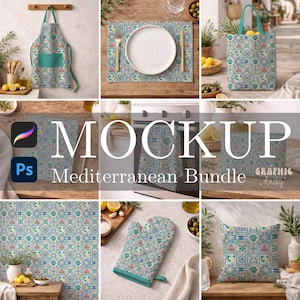 Könnte beinhalten: Ein mediterranes Bundle mit Schürze, Tischset, Tragetasche, Ofenhandschuh, Kissen und mehr. Jeder Artikel zeigt ein sich wiederholendes Muster aus blau, grün und korallenfarbenen Fliesen-Designs. Das Wort "MOCKUP" wird in großen weißen Buchstaben angezeigt.