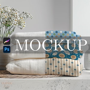 以下が含まれることがあります： 水玉模様、ヒマワリ、星などの模様が施された、折りたたまれた生地の山。「MOCKUP」の文字が大きな白い文字で表示されています。白い花が入った花瓶と、ProcreateとPhotoshopのロゴも表示されています。