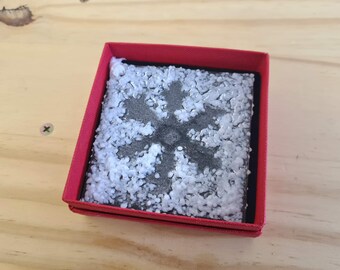 Schneeflocke Hängende Ornament Kornisch Fused Glas hängende Weihnachtsbaum Dekoration in git Box Home Dekor, maßgeschneidert, einzigartig und wunderschön