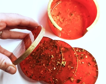 Hars set onderzetters, rood met rustieke vlokken, gouden randen, 4 onderzetters en houder mooi decorstuk een uit op bestelling gemaakt, op maat gemaakt