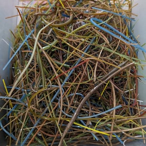 Stringers Flerfärgad Allsorts Vitrigrafi Smält Glas 90COE Mix Med Olika Bits 100 gram Blomsterprojekt Abstrakta Glasprojekt