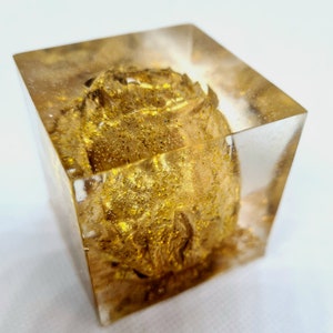 Real Rose Colden Glitter Rivestito In Resina Cubo Peso della carta Decor Ornamento Molti altri disponibili, Realizzati su ordinazione Resina Art Gold Leaf Glitter Bed
