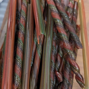 Ihålig sockerrörsvitrigrafi Rödgrön Tvinnad och Rak Fusing Glasrörsskrot 90COE Bullseye Glasmix 100 gram Blomsterglasprojekt