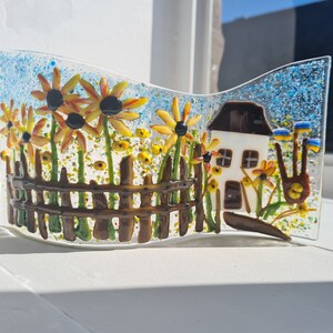 Smält glas ukrainsk landsbygdsby solrosfält panel vågljusfångare ljussköld fredlig scen korniskt glas