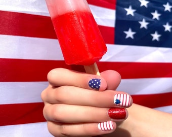 Fête d'enfants aux États-Unis. Pose d'ongles/Ongles rouges, blancs et bleus/Ongles du 4 juillet