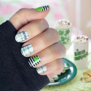 Shake Your Shamrocks Nail Wraps / 4 leaf clover Nail Wraps