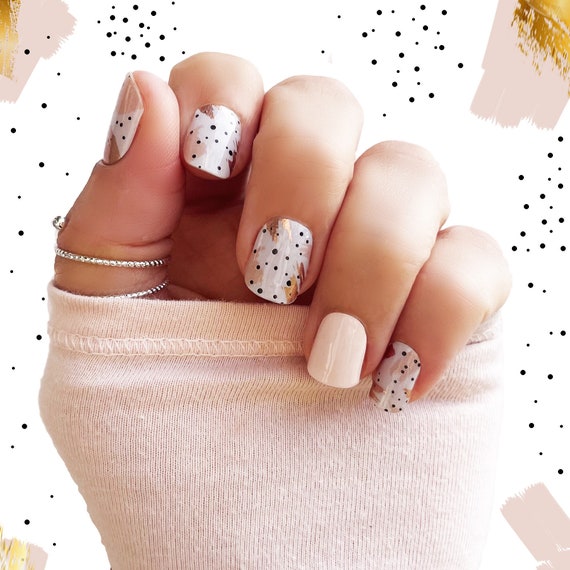 42 Festive Christmas Nail Art Ideas to Try in 2023