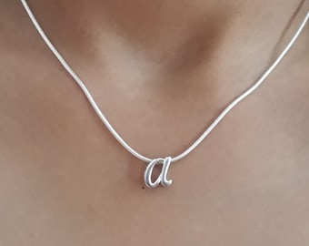 Elegant halsband med initialer i sterlingsilver, personligt hänge med bokstav
