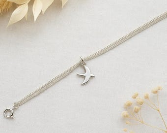 Delikatna bransoletka ze srebra próby 925 z jaskółką: podwójny łańcuszek z zawieszką w kształcie ptaka