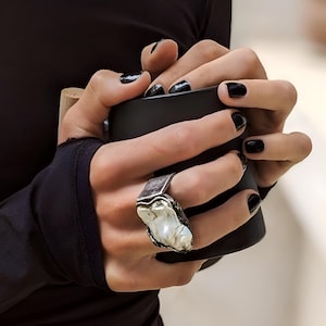 Großer Perlenring: Silber oxidiert, offener Bandring