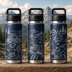 Peut inclure: Trois bouteilles d'eau en acier inoxydable bleu foncé avec des couvercles et des poignées noirs. Chaque bouteille présente un dessin au trait blanc de véhicules tout-terrain dans un paysage de montagne. Une porte le nom JOE, l'autre le logo YETI.