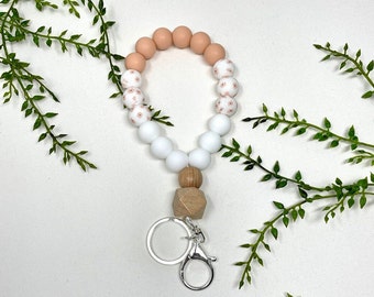 Llavero de pulsera nude, pulsera bohemia, llavero neutro, pulsera minimalista con flores rosas, llavero natural para mujer, tendencia actual