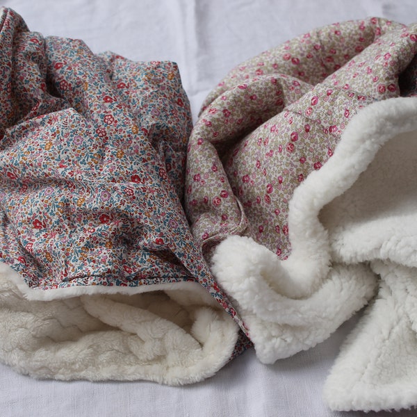 Petite couverture bébé véritable  tissu liberty of London peluche blanc écru, cosy, poussette, lit bébé, cadeau naissance 2 modèles au choix