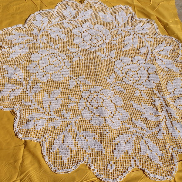 Nappe au crochet vintage, réalisée à la main, avec du coton fin, motif dentelle fleur