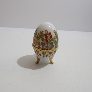 Vintage Porzellan Schmuckdose in Eiform - Florales Design Ringhalter
