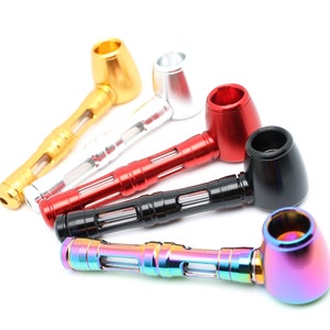 Puede incluir: Cinco pipas para fumar de metal en diferentes colores, incluyendo oro, plata, rojo, negro e iridiscente. Cada pipa tiene un cuerpo cilíndrico con un pequeño agujero en el centro y una cazoleta en un extremo.