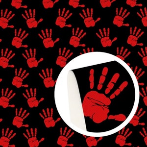 Könnte beinhalten: Ein sich wiederholendes Muster aus roten Handabdrücken auf schwarzem Hintergrund. Die Handabdrücke sind stilisiert und haben fünf Finger.