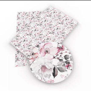 Peut inclure: Deux feuilles de papier à motifs floraux avec un fond blanc et des fleurs roses et grises. Un motif circulaire avec un gros plan du motif floral est au premier plan.