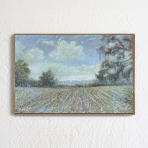 Puede incluir: Una pintura de un campo con hileras de plantas, un cielo nublado y árboles en el fondo. La pintura está realizada en una paleta de azules, verdes y marrones apagados.