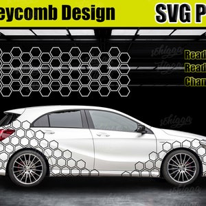 Könnte beinhalten: Weißes Auto mit einem Aufkleber im Wabenmuster in Schwarz und Weiß an der Seite. Das Bild enthält den Text "Honeycomb Design", "SVG PNG", "Ready to Print", "Ready to Cut" und "Change Color".
