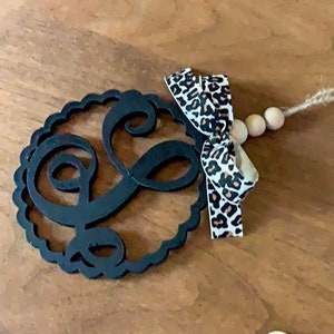 Charm para espejo retrovisor con monograma de una sola letra. Opciones de color y cinta. Todas las letras disponibles.