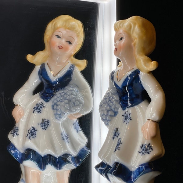 6,6' Figura de porcelana antigua de dama con racimo de uvas. Blanco azul intercalado con hoja de oro vintage cerámica chica hecha a mano