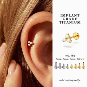 Pendiente de titanio con tres bolas de ópalo diminuto y parte trasera plana, con forma de trinidad, para labio, trago, hélix, hipoalergénico, para cartílago.