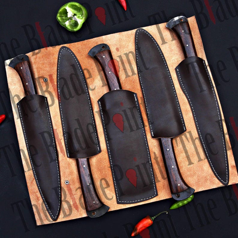 Pu&ograve; includere: Cinque fodere in pelle marrone con cuciture sui bordi, ciascuna contenente un coltello di colore scuro con manico in legno. Le fodere sono disposte in fila su una superficie marrone chiaro.