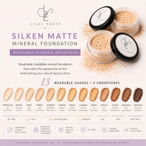 Peut inclure: Deux pots transparents de fond de teint minéral Silken Matte de Lilac Earth avec des couvercles noirs, l'un ouvert et l'autre fermé. L'image présente treize échantillons de poudre allant du porcelaine à l'obsidienne, avec du texte.