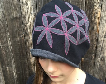 Mütze ~ Beanie ~ Slouch Beanie ~ aus Bio Baumwolle ~ mit Blume des Lebens ~ Applikation ~ Handarbeit ~ wärmend ~ gefüttert