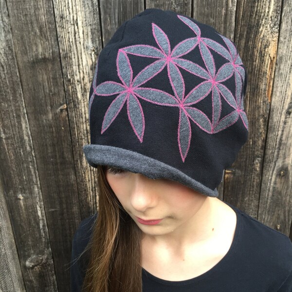 Mütze ~ Beanie ~ Slouch Beanie ~ aus Bio Baumwolle ~ mit Blume des Lebens ~ Applikation ~ Handarbeit ~ wärmend ~ gefüttert