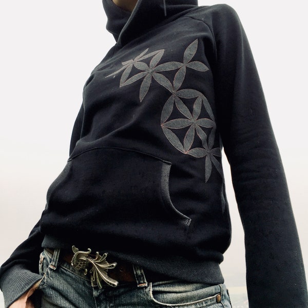 Hoodie ~ Pullover mit Kapuze ~ aus Bio Baumwolle ~ mit Blume des Lebens ~Applikation ~ Handarbeit ~ Unikat