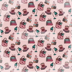 Op de afbeelding: Een herhalend patroon op een roze achtergrond toont illustraties van draagtassen met harten, stapels boeken, kopjes thee, kaarsen en bureaulampen. De draagtassen zijn roze met hartjes.