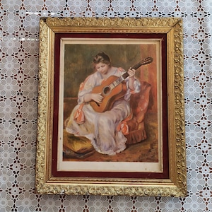 Vintage jaren '70 Een romantisch meisje speelt gitaar met frame gesneden Gesso Gold Cadre en Burgundy Velvet Bed Room Decoration Wall Hangings gemaakt Griekenland