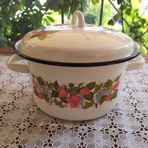 Enamelled Strawberries Vintage Pot Enamel Retro kitchen Decoration Camping  Home Decor Enalmelware Made in Greece 70&#39;s Cookware diameter 8&#39;&#39;