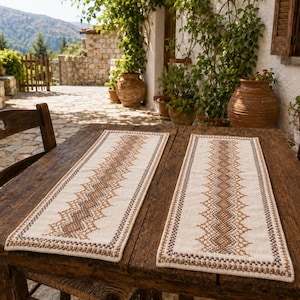 Juego griego de 2 caminos de mesa de algodón bordados a mano – Lino de punto de cruz folclórico griego – Decoración rústica marrón beige hecha en Grecia