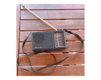 aus den 80er Jahren Vintage Black Portable Transistor Radio hergestellt in den Balkan Ländern