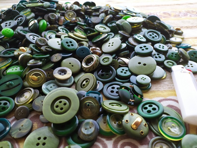 Vintage 25 Buttons in Assorted Colors of Green Sew Lovers - Etsy
