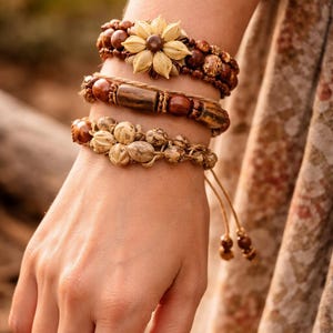 Juego de 6 pulseras de macramé hechas a mano: joyería de semillas y frutos secos naturales, pulseras ajustables ecológicas, estilo bohemio en tonos tierra.