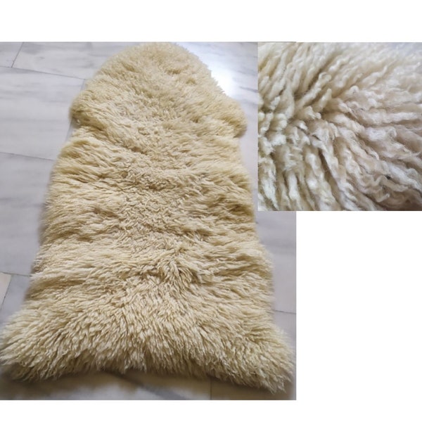 Tapis grec confortable en fausse fourrure beige des années 2000 : décoration vintage rustique pour une touche d'élégance - fabriqué en Grèce !