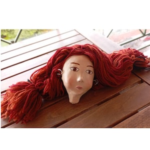 Testa di bambola fatta a mano in argilla e carta con capelli rossi, decorazione vintage fatta a mano degli anni '70, probabilmente una bambola marionetta per il teatro delle marionette.