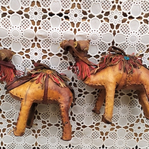Paar Echtleder Kamele - Handwerklich gefertigte Miniaturen für Boho Dekor - Einzigartige Sammlerfiguren