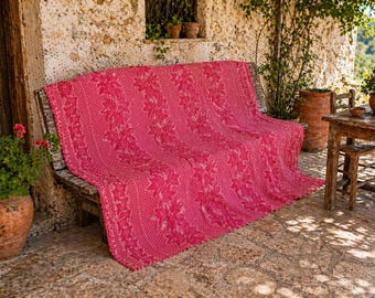 Colcha tejida griega vintage – Cubrecama floral rosa brillante – Manta de mezcla de algodón – Estilo bohemio hecha en Grecia “Karameloti” Textile