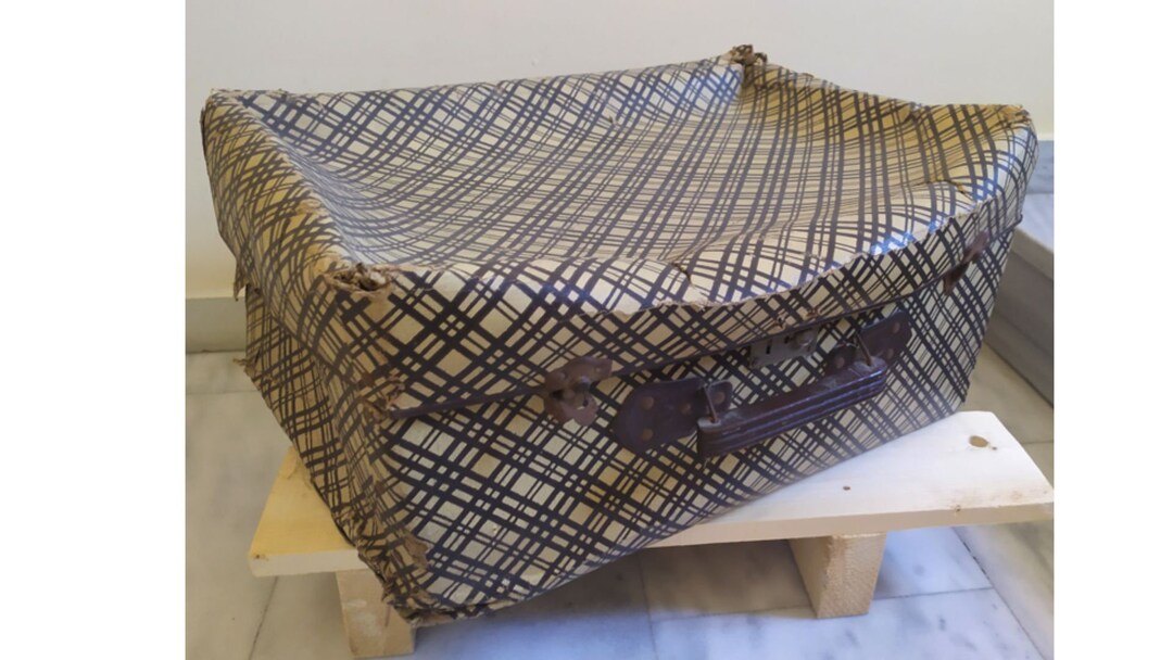 retro-cardboard-suitcase-50-s-vintage-checkered-brown-beige-with-rusty