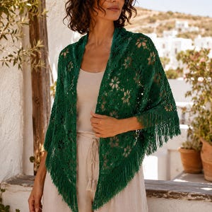 Chal tipo capa griego vintage hecho a mano a crochet, poncho de punto abierto verde esmeralda de los años 90 con flecos, chal folclórico bohemio, capa verde griega de segunda mano