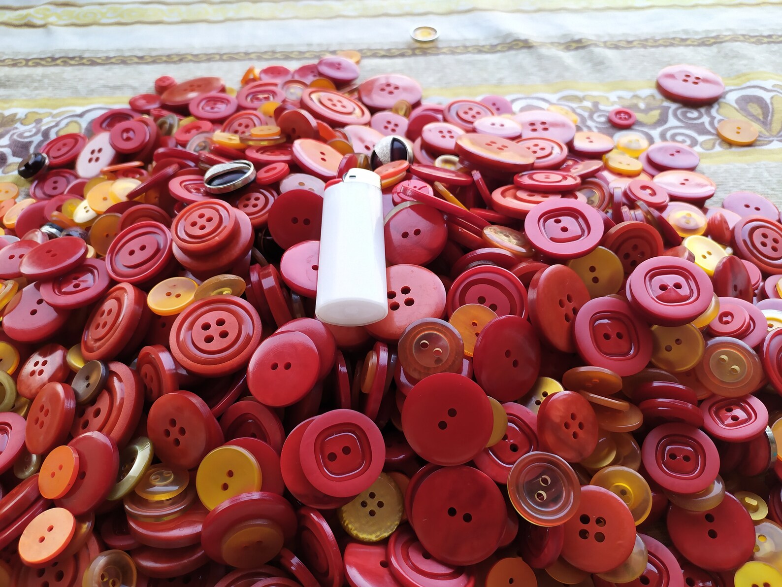Vintage 25 buttons in assorted colors of red and orange sew | Etsy
