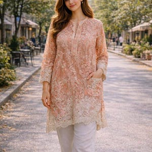 Blusa vintage de encaje transparente para mujer, años 90. Camisa larga romántica hecha a mano con bolsillos. Color melocotón y blanco. Talla XL.