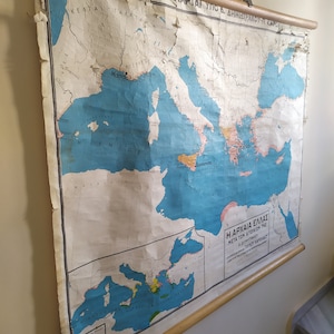 Eine griechische Schul Karte Vintage aus den 1960er Jahren, die das antike Griechenland mit seinen Kolonien in griechischer Sprache mit Holzrahmenplatten aus Griechenland darstellt