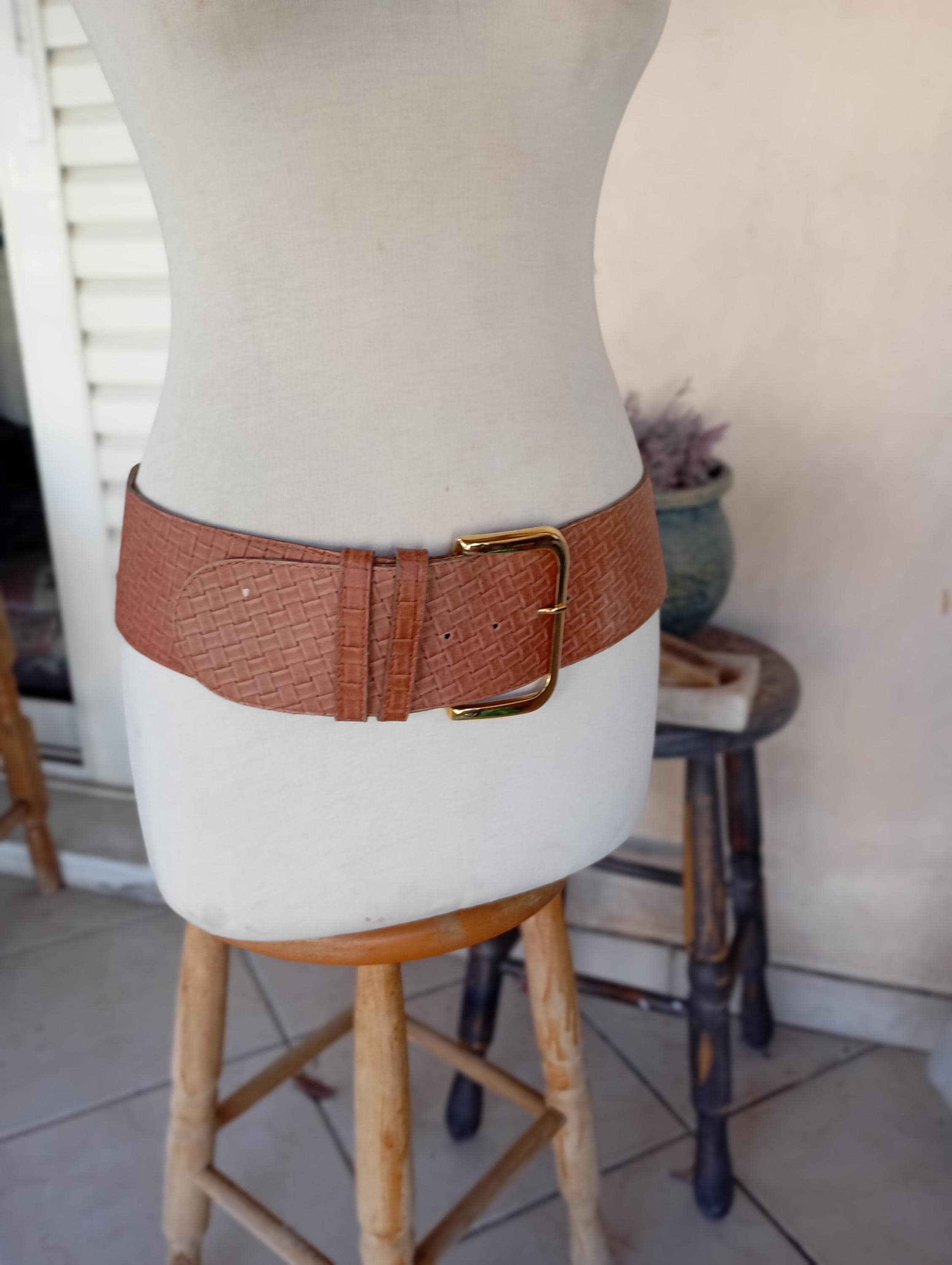 Wide Faux Leather Woven Belt With Gold Buckle – 1980s Tan  display picture 1