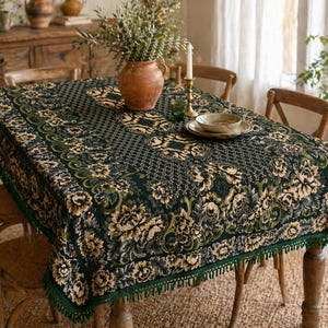 ギリシャ風ヴィンテージ70年代グリーンフローラルテーブルクロス – フリンジ付き長方形織りテーブルカバー – 素朴なファームハウスボヘミアンデコレーション